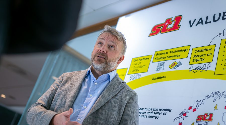 Thomas Hansen i St1 snakker om det grønne skiftet og hvorfor man trenger vindkraft i st1 sine kontorlokaler