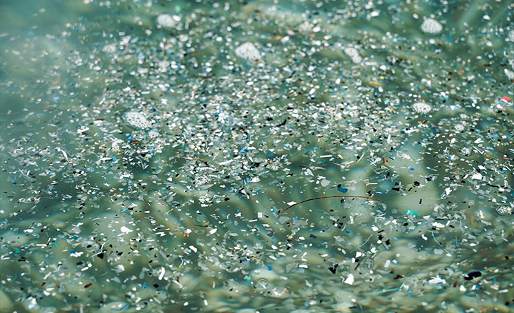 Er vindkraft forurensende. Mikroplast i vann Er vindkraft forurensende? illustrert med et bilde av mikroplast i vann.